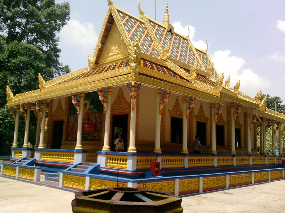 Chùa Dơi (Sóc Trăng): Chùa Dơi có kiến trúc Khmer đặc trưng, hòa trộn giữa hai nền văn hóa Việt Nam - Campuchia, là địa danh nổi tiếng tại tỉnh Sóc Trăng. Tên gọi của chùa gắn liền với hiện tượng hàng nghìn con dơi từ cánh rừng gần đó thường kéo về đậu ở sân chùa vào mỗi chiều. Các vị sư ở đây cho rằng việc dơi đổ về chùa là phước lành nhà Phật cho ngôi chùa này nên họ rất tích cực bảo vệ bầy dơi. Ảnh: Vietravel. Chùa Dơi (Sóc Trăng): Chùa Dơi có kiến trúc Khmer đặc trưng, hòa trộn giữa hai nền văn hóa Việt Nam - Campuchia, là địa danh nổi tiếng tại tỉnh Sóc Trăng. Tên gọi của chùa gắn liền với hiện tượng hàng nghìn con dơi từ cánh rừng gần đó thường kéo về đậu ở sân chùa vào mỗi chiều. Các vị sư ở đây cho rằng việc dơi đổ về chùa là phước lành nhà Phật cho ngôi chùa này nên họ rất tích cực bảo vệ bầy dơi. Ảnh: Vietravel.