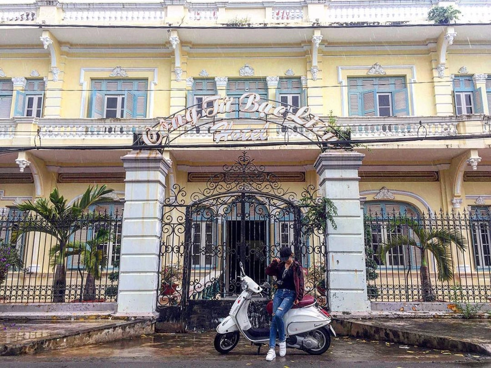 Tham quan nhà công tử Bạc Liêu (Bạc Liêu): Công tử Bạc Liêu đã trở thành giai thoại nổi tiếng mảnh đất miền Tây sông nước. Ngôi nhà của vị công tử lẫy lừng này tọa tại số 13 Điện Biên Phủ, phường 3, thành phố Bạc Liêu. Với thiết kế theo phong cách Pháp, đây từng được xem là dinh thự hoành tráng nhất Nam Kỳ lục tỉnh đầu thế kỷ 20. Du khách đến đây ngoài việc tham quan, chiêm ngưỡng căn nhà, còn được nghe lại lịch sử về công tử ăn chơi khét tiếng nhất miền Nam một thời. Ảnh: Esleyy_pham. Tham quan nhà công tử Bạc Liêu (Bạc Liêu): Công tử Bạc Liêu đã trở thành giai thoại nổi tiếng mảnh đất miền Tây sông nước. Ngôi nhà của vị công tử lẫy lừng này tọa tại số 13 Điện Biên Phủ, phường 3, thành phố Bạc Liêu. Với thiết kế theo phong cách Pháp, đây từng được xem là dinh thự hoành tráng nhất Nam Kỳ lục tỉnh đầu thế kỷ 20. Du khách đến đây ngoài việc tham quan, chiêm ngưỡng căn nhà, còn được nghe lại lịch sử về công tử ăn chơi khét tiếng nhất miền Nam một thời. Ảnh: Esleyy_pham.
