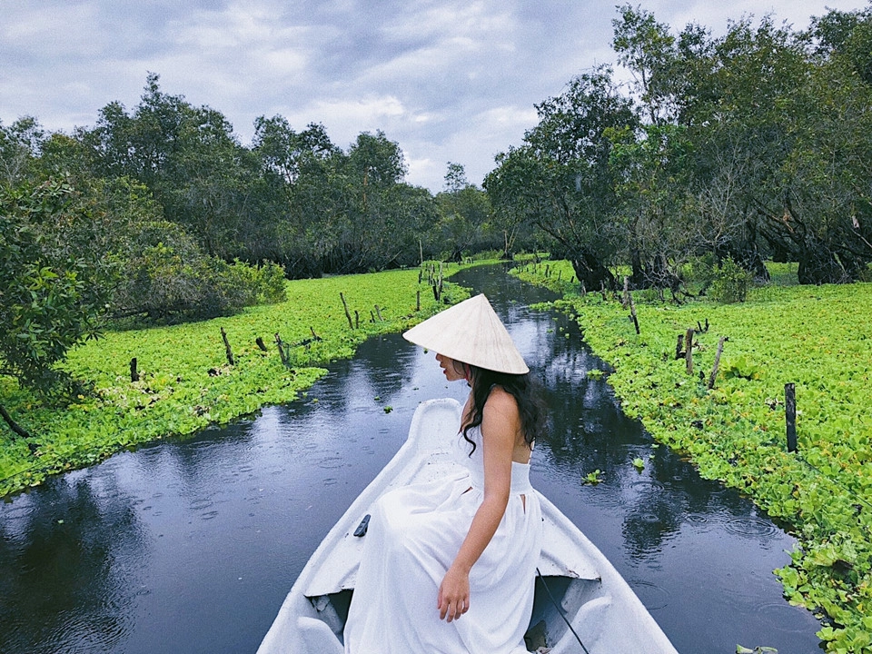 Rừng tràm Trà Sư (An Giang): Rừng tràm Trà Sư thuộc huyện Tịnh Biên (An Giang), có diện tích khoảng 850 ha với hệ sinh thái phong phú. Vào mùa nước nổi, rừng tràm là điểm ''sống ảo'' quen mặt với các tín đồ du lịch. Tại đây, bạn sẽ được ngồi xuồng để thưởng ngoạn vẻ đẹp của khu rừng ngập mặn. Ảnh: Hoàng Minh Thương. Rừng tràm Trà Sư (An Giang): Rừng tràm Trà Sư thuộc huyện Tịnh Biên (An Giang), có diện tích khoảng 850 ha với hệ sinh thái phong phú. Vào mùa nước nổi, rừng tràm là điểm ''sống ảo'' quen mặt với các tín đồ du lịch. Tại đây, bạn sẽ được ngồi xuồng để thưởng ngoạn vẻ đẹp của khu rừng ngập mặn. Ảnh: Hoàng Minh Thương.
