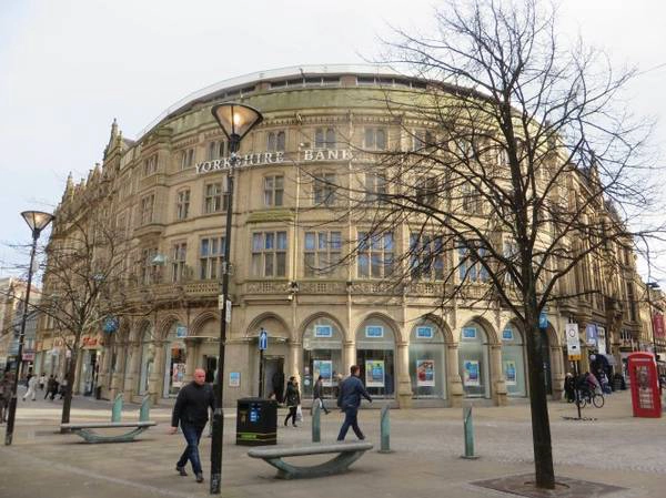 Mặt tiền kiến trúc ngân hàng Yorkshire - Ảnh: KIM NGÂN Mặt tiền kiến trúc ngân hàng Yorkshire - Ảnh: KIM NGÂN