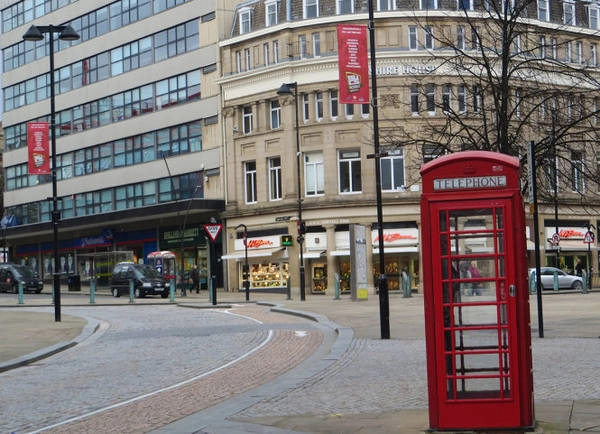 Một góc phố Sheffield với bốt điện thoại đỏ đặc trưng của nước Anh - Ảnh: KIM NGÂN Một góc phố Sheffield với bốt điện thoại đỏ đặc trưng của nước Anh - Ảnh: KIM NGÂN