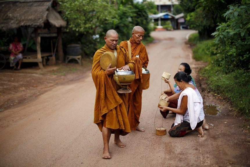 Ôm các nhà sư: Các nhà sư bị cấm chạm, thậm chí là không được đưa trực tiếp một vật gì đó cho phụ nữ. Thay vào đó, họ đặt vật phẩm xuống và người phụ nữ sẽ nhặt lên. Đàn ông có thể được phép tiếp xúc với các nhà sư nhưng vẫn giữ khoảng cách nhất định để thể hiện sự tôn trọng. Ở Thái Lan, không ai được quyền đứng ngang hàng với một nhà sư. Ảnh: Aawsat.