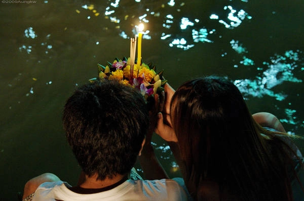 Những chiếc đèn hoa đăng được thả xuống lòng sông mang theo những điều mong ước tốt đẹp của người thả. Ảnh: Aung@/flickr.com