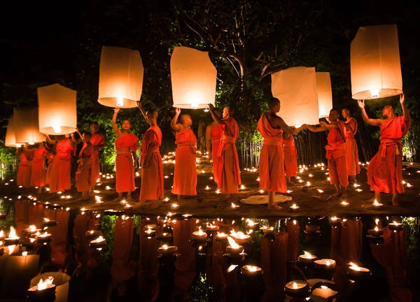 Năm nay cả hai lễ hội Yi Peng và Loy Krathong đều sẽ được tổ chức vào 3 ngày 24,25 và 26/11/2015. Ảnh: CanvasOfLight/flickr.com