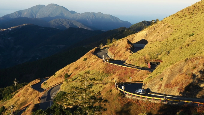 Núi Hehuan (còn gọi là núi Joy) cao 3.416 m ở miền Trung Đài Loan, nằm trên ranh giới của Nantou và Hoa Liên và thuộc Công viên Quốc Gia Taroko Gorge là một trong những con đường cao nhất Đài Loan, đồng thời là cung trekking đẹp nhất thiên đường trà sữa, thu hút không chỉ người mê du lịch mà còn các nhiếp ảnh gia vào mùa thu. Núi Hehuan (còn gọi là núi Joy) cao 3.416 m ở miền Trung Đài Loan, nằm trên ranh giới của Nantou và Hoa Liên và thuộc Công viên Quốc Gia Taroko Gorge là một trong những con đường cao nhất Đài Loan, đồng thời là cung trekking đẹp nhất thiên đường trà sữa, thu hút không chỉ người mê du lịch mà còn các nhiếp ảnh gia vào mùa thu.