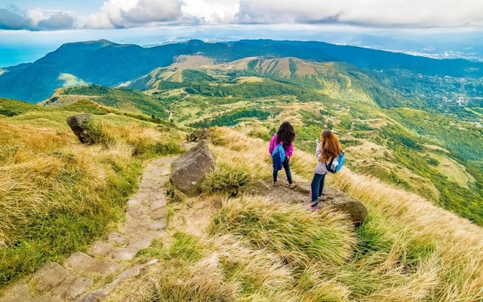 Nếu ngại đi xa, bạn có thể bắt xe buýt đi trong ngày từ Đài Bắc lên núi Dương Minh, ngắm cảnh mùa thu xanh mướt, không khí trong lành. Đầu tháng 12 là lúc đẹp để ngắm cỏ lau ở đây. Đến tầm giữa tháng trở đi, trời bắt đầu lạnh hơn và nhiều sương mù, không thích hợp để leo núi. Nếu ngại đi xa, bạn có thể bắt xe buýt đi trong ngày từ Đài Bắc lên núi Dương Minh, ngắm cảnh mùa thu xanh mướt, không khí trong lành. Đầu tháng 12 là lúc đẹp để ngắm cỏ lau ở đây. Đến tầm giữa tháng trở đi, trời bắt đầu lạnh hơn và nhiều sương mù, không thích hợp để leo núi.