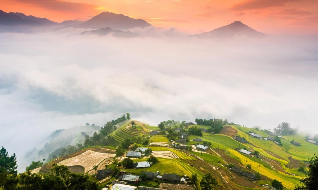 Hoàng Su Phì (Hà Giang): Nằm trong danh sách những điểm săn mùa vàng được giới trẻ ưa chuộng, Hoàng Su Phì là vùng núi nổi bật bởi thửa ruộng bậc thang chìm trong mây. Tuy nhiên, mùa vàng ở đây thường đến muộn hơn những địa điểm khác. Đầu tháng 10 là thời điểm thích hợp nhất để bạn lên đường tới đây. Trong đó, bản Phùng là nơi nổi tiếng sở hữu khung cảnh lúa chín tuyệt đẹp. Ảnh: Ngọc Vũ.