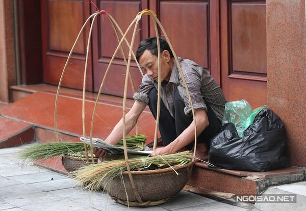 Người Hà Nội ăn cốm với chuối chín, cắn tới đâu thì chấm cốm tới đó. Cái dẻo thơm của cốm, quyện với vị ngọt nồng của chuối, tưởng như không liên quan mà lại rất ăn ý. Người Hà Nội ăn cốm với chuối chín, cắn tới đâu thì chấm cốm tới đó. Cái dẻo thơm của cốm, quyện với vị ngọt nồng của chuối, tưởng như không liên quan mà lại rất ăn ý.