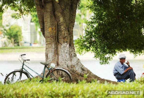 Ngồi bên hồ, thưởng thức một ly trà nóng, giữa không khí mát mẻ, nên thơ sẽ khiến cho trải nghiệm mùa thu thật trọn vẹn. Ngồi bên hồ, thưởng thức một ly trà nóng, giữa không khí mát mẻ, nên thơ sẽ khiến cho trải nghiệm mùa thu thật trọn vẹn.