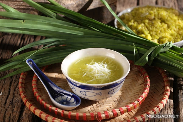 Hạt cốm dẻo thơm, vị ngọt thanh thanh, nhẹ nhàng như sữa non, cốm truyền thống được gói trong lá sen nên thoang thoảng một mùi hương dễ chịu. Ngoài cốm nguyên bản, người đầu bếp Hà thành còn chế biến nhiều món ăn như chè cốm, xôi cốm hay cốm xào cũng rất đặc sắc, không thể lẫn với bất cứ đâu. Hạt cốm dẻo thơm, vị ngọt thanh thanh, nhẹ nhàng như sữa non, cốm truyền thống được gói trong lá sen nên thoang thoảng một mùi hương dễ chịu. Ngoài cốm nguyên bản, người đầu bếp Hà thành còn chế biến nhiều món ăn như chè cốm, xôi cốm hay cốm xào cũng rất đặc sắc, không thể lẫn với bất cứ đâu.