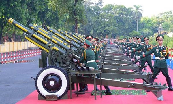 Công tác chuẩn bị cho buổi lễ ngày 2/9 của các chiến sĩ (Ảnh: Đinh Văn Linh).