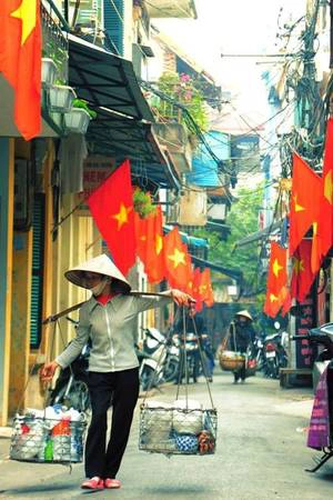 Gánh gốm đi giữa cờ hoa (Ảnh: Khánh Minh)
