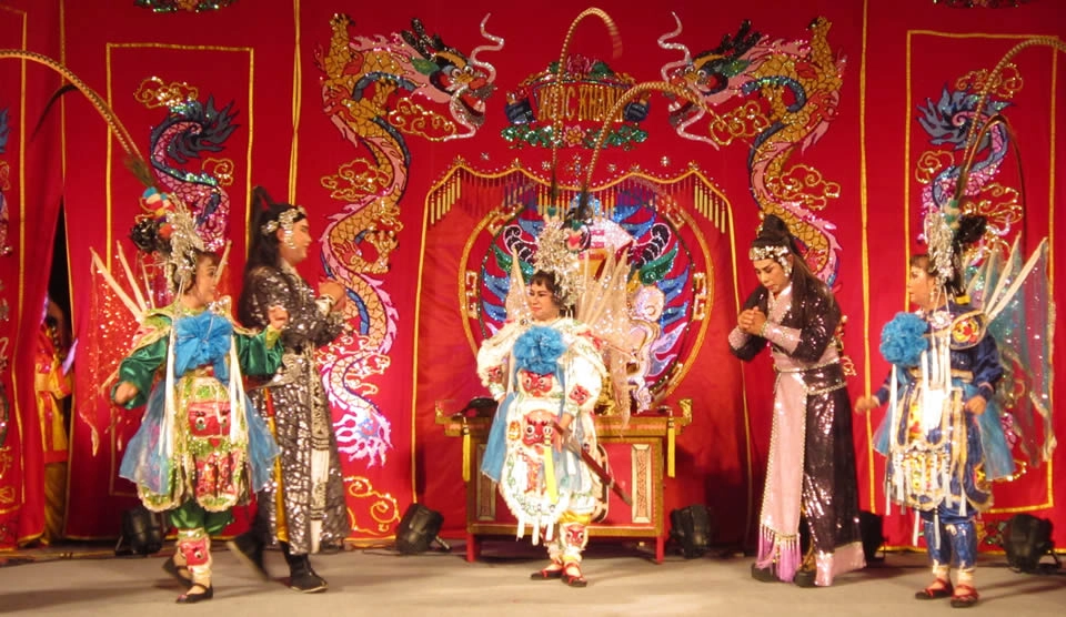 Đoàn hát bội - cải lương tuồng cổ biểu diễn tại sân khấu Thanh Bình Từ Đường. Ảnh: Báo Công an nhân dân.