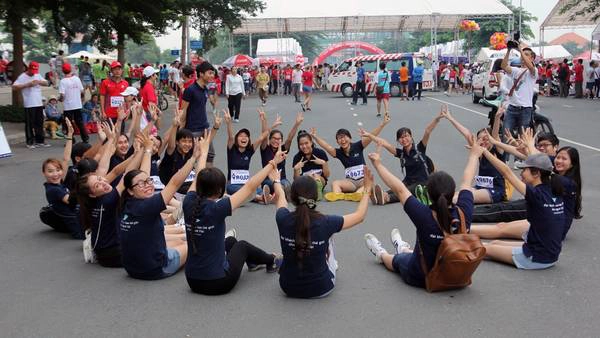 Mọi người ai cũng muốn lưu lại những kỷ niệm khó quên tại cuộc chạy bộ.