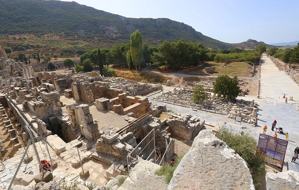 Ephesus nằm ở phía tây nam thị trấn Selcuk, huyện Selcuk, tỉnh Izmir, Thổ Nhĩ Kỳ. Xưa kia đây là thành phố La Mã lớn thứ hai trong thời kỳ cổ đại, đóng vai trò quan trọng về kinh tế và văn hóa của người La Mã ở châu Á. Dưới thời Alexander Đại đế cách đây khoảng 3.000 năm, tướng quân Lysimakhos thiết lập thành phố cổ Ephesus. Nơi này phát triển thịnh vượng với dân số lên đến 300.000 người cho đến khi đế chế Ottoman bắt đầu thống trị Thổ Nhĩ Kỳ, thì cả diện tích lẫn dân số giảm dần. Vào khoảng thế kỷ 15, Ephesus chính thức bị lãng quên và vùi lấp bởi hoạt động mạnh mẽ của thiên nhiên. Trong khoảng 1.500 năm, Ephesus đã bị chìm vào quên lãng cho đến khi được các nhà khảo cổ học quốc tế tìm ra và bắt đầu khám phá những tàn tích vào năm 1860. Ephesus nằm ở phía tây nam thị trấn Selcuk, huyện Selcuk, tỉnh Izmir, Thổ Nhĩ Kỳ. Xưa kia đây là thành phố La Mã lớn thứ hai trong thời kỳ cổ đại, đóng vai trò quan trọng về kinh tế và văn hóa của người La Mã ở châu Á. Dưới thời Alexander Đại đế cách đây khoảng 3.000 năm, tướng quân Lysimakhos thiết lập thành phố cổ Ephesus. Nơi này phát triển thịnh vượng với dân số lên đến 300.000 người cho đến khi đế chế Ottoman bắt đầu thống trị Thổ Nhĩ Kỳ, thì cả diện tích lẫn dân số giảm dần. Vào khoảng thế kỷ 15, Ephesus chính thức bị lãng quên và vùi lấp bởi hoạt động mạnh mẽ của thiên nhiên. Trong khoảng 1.500 năm, Ephesus đã bị chìm vào quên lãng cho đến khi được các nhà khảo cổ học quốc tế tìm ra và bắt đầu khám phá những tàn tích vào năm 1860.