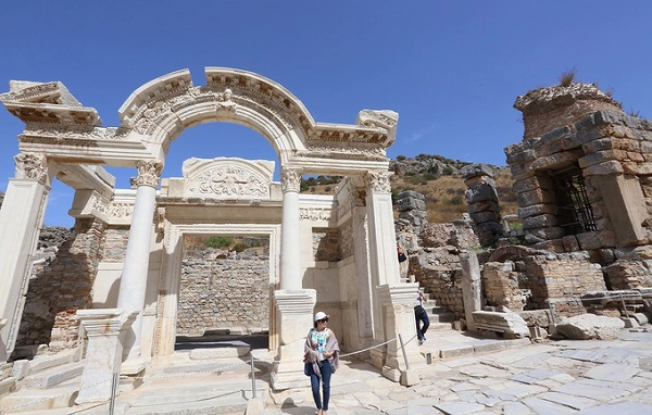Không chỉ là một thành phố cổ đại nổi tiếng về kiến trúc mà Ephesus còn là điểm khám phá có giá trị về mặt nghiên cứu khảo cổ. Mọi du khách đến không khỏi thích thú và ghi lại những khoảnh khắc, dấu ấn. Không chỉ là một thành phố cổ đại nổi tiếng về kiến trúc mà Ephesus còn là điểm khám phá có giá trị về mặt nghiên cứu khảo cổ. Mọi du khách đến không khỏi thích thú và ghi lại những khoảnh khắc, dấu ấn.