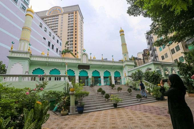 Thánh đường Hồi giáo Jamia Al-Musulman nằm ở số 66, đường Đông Du, quận 1, TP HCM. Đây là thánh đường nổi tiếng bậc nhất của Sài Gòn, với diện tích khoảng 2.000 m2. Thánh đường Hồi giáo Jamia Al-Musulman nằm ở số 66, đường Đông Du, quận 1, TP HCM. Đây là thánh đường nổi tiếng bậc nhất của Sài Gòn, với diện tích khoảng 2.000 m2.