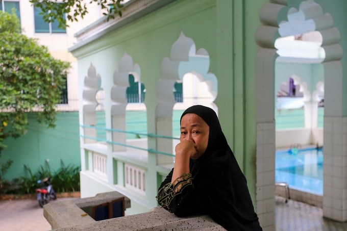 "Ngày nào tôi cũng đến đây để làm lễ tạ ơn thượng đế và đọc kinh Koran, nếu không đến được thì làm lễ ở nhà, miễn sao ngày đủ năm lần", bà Baracat Lisa cho biết. "Ngày nào tôi cũng đến đây để làm lễ tạ ơn thượng đế và đọc kinh Koran, nếu không đến được thì làm lễ ở nhà, miễn sao ngày đủ năm lần", bà Baracat Lisa cho biết.