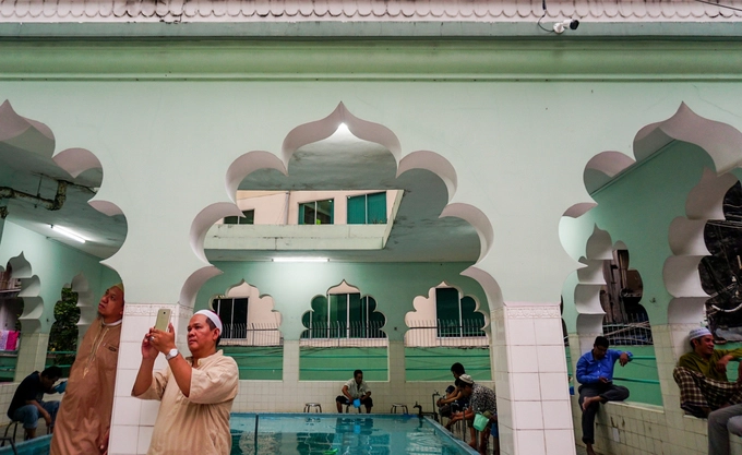 "Tôi gắn bó với Thánh đường Jamia Al-Musulman từ nhỏ, bao năm qua kiến trúc vẫn không thay đổi. Thánh đường này có diện tích không quá lớn nhưng là điểm hành lễ rất quen thuộc của cộng đồng Hồi giáo tại Sài Gòn từ khi mới xây dựng. Nơi đây còn được xem là một thánh đường Hồi giáo quốc tế khi rất nhiều người nước ngoài cũng đến đây", ông Adam Sah (80 tuổi) chia sẻ. "Tôi gắn bó với Thánh đường Jamia Al-Musulman từ nhỏ, bao năm qua kiến trúc vẫn không thay đổi. Thánh đường này có diện tích không quá lớn nhưng là điểm hành lễ rất quen thuộc của cộng đồng Hồi giáo tại Sài Gòn từ khi mới xây dựng. Nơi đây còn được xem là một thánh đường Hồi giáo quốc tế khi rất nhiều người nước ngoài cũng đến đây", ông Adam Sah (80 tuổi) chia sẻ.