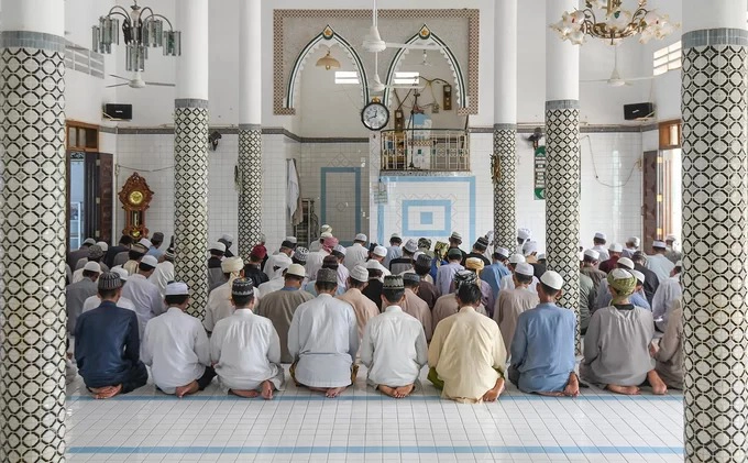 Tín đồ cầu nguyện trước một hốc tường được gọi là Mihrab, nơi làm dấu chỉ hướng về thánh địa Mecca ở Arab Saudi. Tại Việt Nam, các Mihrab đều hướng về phía tây. Theo quy định, các tín đồ đạo Hồi phải cầu nguyện năm lần vào những giờ ấn định trong ngày: trước khi mặt trời mọc, trước giữa trưa, xế chiều, tối và trước khi đi ngủ.