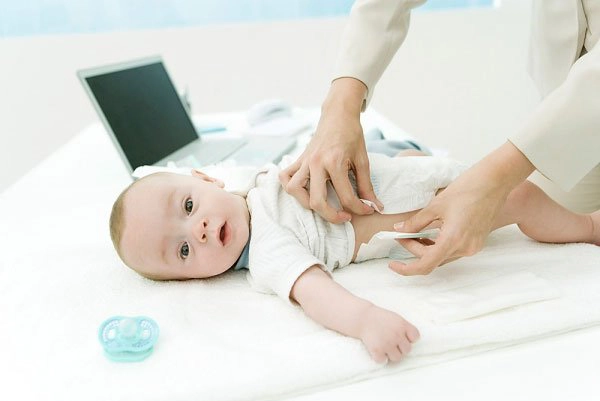 Nên thay tã cho bé thường xuyên để tránh hăm tã