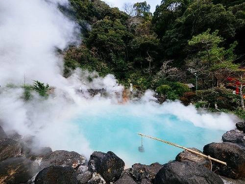 Nước ở Umi Jigoku xanh như màu nước biển. Nước ở Umi Jigoku xanh như màu nước biển.
