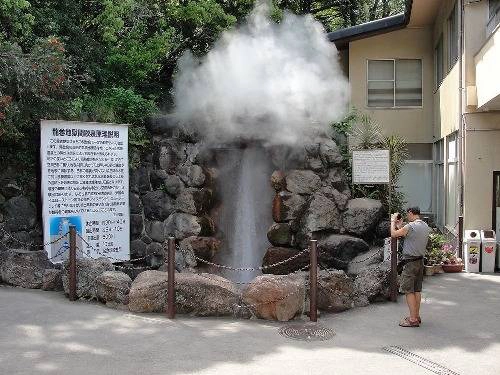 Du khách có thể lại gần mạch nước nóng mà không sợ bị dính nước vào người. Du khách có thể lại gần mạch nước nóng mà không sợ bị dính nước vào người.
