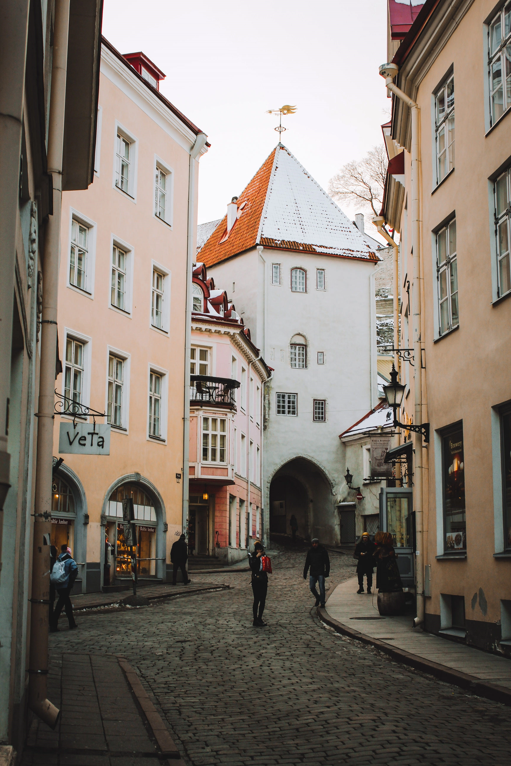 Mặc cho bao thay đổi của thiên nhiên, chính trị và biến động kinh tế, Tallinn vẫn giữ nguyên nét kiến trúc Hanseatic đặc trưng từ thời Trung cổ. Vẻ đẹp cổ kính của thành phố gần như không phai tàn theo năm tháng với những tuyến phố lát đá, những ngôi nhà cổ kính được xây dựng từ thế kỷ 13. Năm 1997, phố cổ Tallinn được UNESCO công nhận là di sản thế giới và là Thủ đô Văn hoá châu Âu vào năm 2011. Mặc cho bao thay đổi của thiên nhiên, chính trị và biến động kinh tế, Tallinn vẫn giữ nguyên nét kiến trúc Hanseatic đặc trưng từ thời Trung cổ. Vẻ đẹp cổ kính của thành phố gần như không phai tàn theo năm tháng với những tuyến phố lát đá, những ngôi nhà cổ kính được xây dựng từ thế kỷ 13. Năm 1997, phố cổ Tallinn được UNESCO công nhận là di sản thế giới và là Thủ đô Văn hoá châu Âu vào năm 2011.