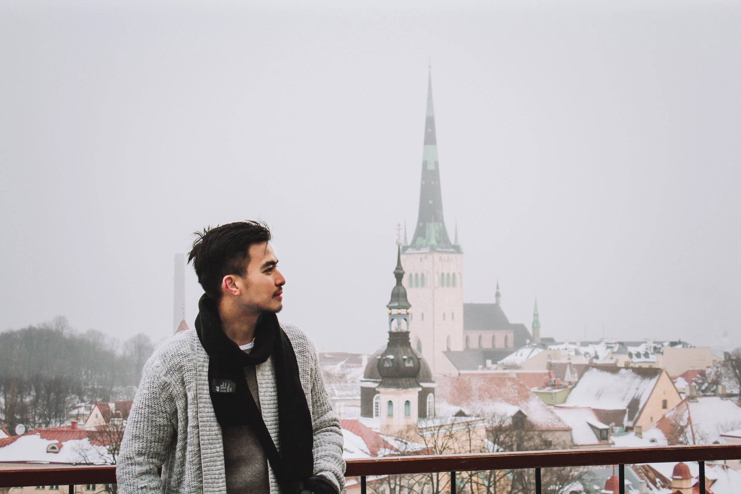 Tallinn chỉ có hơn 400.000 dân định cư. Có vẻ người dân ở đây không quen việc có nhiều du khách ghé thăm. Khi tôi đến một khách sạn giá rẻ ở phía Bắc thành phố, lễ tân đã phát thốt lên rằng: “Bạn từ đâu đến? Việt Nam? Bạn đang làm gì ở Estonia lạnh giá này?” Quả thật thời tiết ở Tallinn khá lạnh, nhiều khi lạnh hơn cả Phần Lan khi trời không nắng và gió thổi lớn. Tuyệt đẹp và lôi cuốn là hai từ tôi có thể miêu tả thành phố Tallinn vào mùa đông. Tallinn chỉ có hơn 400.000 dân định cư. Có vẻ người dân ở đây không quen việc có nhiều du khách ghé thăm. Khi tôi đến một khách sạn giá rẻ ở phía Bắc thành phố, lễ tân đã phát thốt lên rằng: “Bạn từ đâu đến? Việt Nam? Bạn đang làm gì ở Estonia lạnh giá này?” Quả thật thời tiết ở Tallinn khá lạnh, nhiều khi lạnh hơn cả Phần Lan khi trời không nắng và gió thổi lớn. Tuyệt đẹp và lôi cuốn là hai từ tôi có thể miêu tả thành phố Tallinn vào mùa đông.