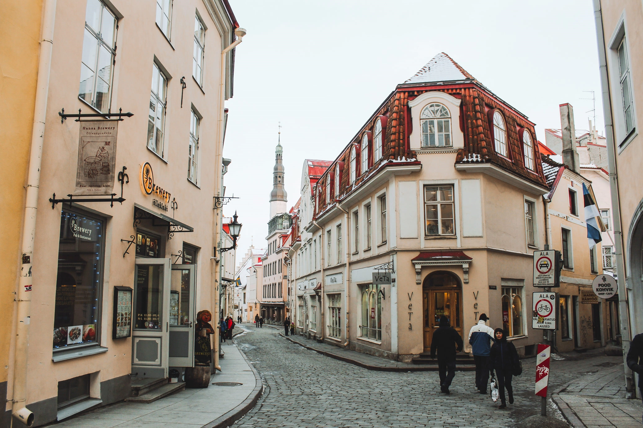 Thị trấn cổ của Tallinn là một trong những thành phố thời Trung cổ được bảo quản tốt nhất ở châu Âu. Bạn có thể đi dạo cả buổi ở đây mà không thấy chán, mỗi góc phố, công trình đều có bảng hướng dẫn bằng tiếng Anh kể cho bạn nghe những câu chuyện lịch sử qua bao thăng trầm của Tallinn. Bạn cũng đừng quên ghé qua những quán cafe trong phố cổ và nhâm nhi một tách chocolate nóng để tự mình cảm nhận không khí bình yên giữa lòng châu Âu cổ kính. Thị trấn cổ của Tallinn là một trong những thành phố thời Trung cổ được bảo quản tốt nhất ở châu Âu. Bạn có thể đi dạo cả buổi ở đây mà không thấy chán, mỗi góc phố, công trình đều có bảng hướng dẫn bằng tiếng Anh kể cho bạn nghe những câu chuyện lịch sử qua bao thăng trầm của Tallinn. Bạn cũng đừng quên ghé qua những quán cafe trong phố cổ và nhâm nhi một tách chocolate nóng để tự mình cảm nhận không khí bình yên giữa lòng châu Âu cổ kính.