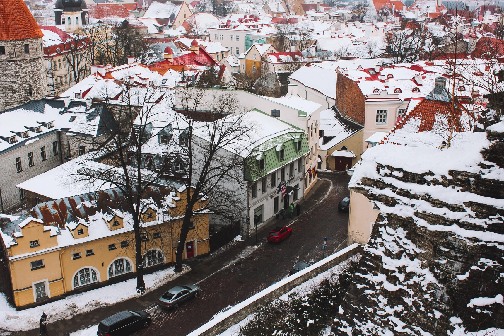 Chi phí sinh hoạt ở Tallinn cũng khá dễ chịu. Sau hơn một tuần tại Thuỵ Điển, Phần Lan, tôi đến Tallinn và có cảm giác như mọi thứ ở đây rẻ hơn khoảng 3 lần so với các thành phố hiện đại. Một chai nước ngọt có giá 0,8 cent (tương đương 18.000 đồng), so với Phần Lan là 2,5 euro (70.000 đồng). Chi phí nhà nghỉ chỉ từ 300.000-400.000 đồng/đêm. Chi phí sinh hoạt ở Tallinn cũng khá dễ chịu. Sau hơn một tuần tại Thuỵ Điển, Phần Lan, tôi đến Tallinn và có cảm giác như mọi thứ ở đây rẻ hơn khoảng 3 lần so với các thành phố hiện đại. Một chai nước ngọt có giá 0,8 cent (tương đương 18.000 đồng), so với Phần Lan là 2,5 euro (70.000 đồng). Chi phí nhà nghỉ chỉ từ 300.000-400.000 đồng/đêm.