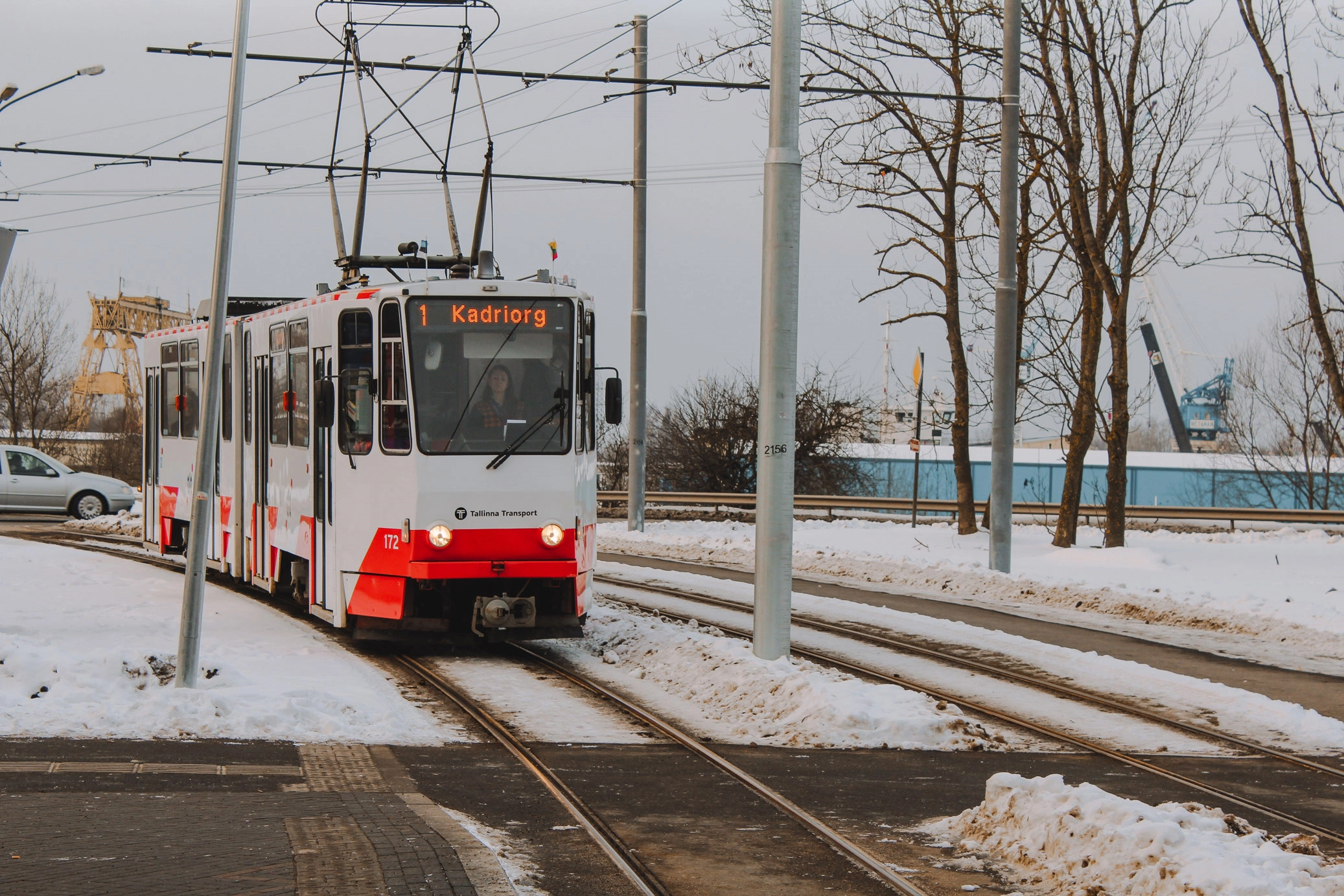 Đi lại trong Tallinn cực kỳ dễ dàng với xe buýt và tram (một dạng xe lửa trên mặt đất được gắn với dây điện). Vì thành phố nhỏ nên số chuyến ở đây tương đối ít, du khách sẽ không lo bị lạc đường. Bạn có thể mua vé theo ngày để dùng với giá từ 80.000 đồng hoặc trả tiền theo chuyến với giá đắt hơn (2 euro/lượt). Đi lại trong Tallinn cực kỳ dễ dàng với xe buýt và tram (một dạng xe lửa trên mặt đất được gắn với dây điện). Vì thành phố nhỏ nên số chuyến ở đây tương đối ít, du khách sẽ không lo bị lạc đường. Bạn có thể mua vé theo ngày để dùng với giá từ 80.000 đồng hoặc trả tiền theo chuyến với giá đắt hơn (2 euro/lượt).