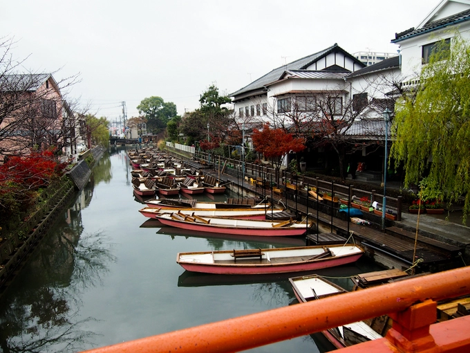 Yanagawa là thành phố ở tây nam tỉnh Fukuoka, Nhật Bản. Thời Sengoku, đây là một thị trấn lâu đài được bảo vệ bởi những hào nước xung quanh. Mặc dù lâu đài đã bị thiêu cháy vào năm 1872, khu phố cổ vẫn tồn tại đến ngày nay và thu hút rất đông khách du lịch. Yanagawa là thành phố ở tây nam tỉnh Fukuoka, Nhật Bản. Thời Sengoku, đây là một thị trấn lâu đài được bảo vệ bởi những hào nước xung quanh. Mặc dù lâu đài đã bị thiêu cháy vào năm 1872, khu phố cổ vẫn tồn tại đến ngày nay và thu hút rất đông khách du lịch.