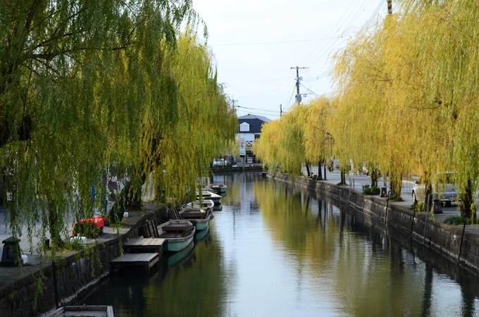 Điểm thu hút chính của Yanagawa là trải nghiệm ngồi thuyền ngắm cảnh quanh thị trấn. Nếu như ở Italy, những chiếc thuyền chở khách gọi là gondola, ở Yanagawa gọi là "Donko". Điểm thu hút chính của Yanagawa là trải nghiệm ngồi thuyền ngắm cảnh quanh thị trấn. Nếu như ở Italy, những chiếc thuyền chở khách gọi là gondola, ở Yanagawa gọi là "Donko".