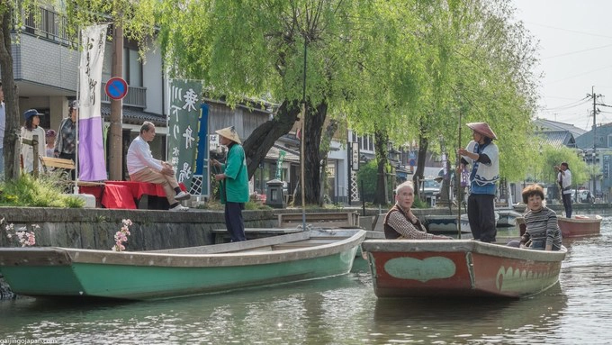 Dọc hai bên bờ kênh là hàng liễu xanh rủ bóng xuống mặt nước, các ngôi nhà cổ kính, dấu tích của lâu đài xưa hay cây cầu Yaemon phủ đầy rêu phong vắt ngang. Dọc hai bên bờ kênh là hàng liễu xanh rủ bóng xuống mặt nước, các ngôi nhà cổ kính, dấu tích của lâu đài xưa hay cây cầu Yaemon phủ đầy rêu phong vắt ngang.