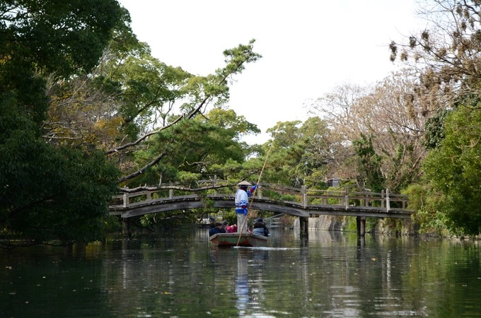 Yanagawa phù hợp để tham quan trong ngày, nhất khi bạn ở gần thành phố Hakata hoặc đền Dazaifu, Fukuoka. Nơi đây không chỉ có phong cảnh hữu tình mà còn giàu văn hoá và lịch sử, cùng người dân thân thiện. Bạn có thể đến thành phố bằng tàu Nishitetsu, giá 850 yen (170.000 đồng) một chiều từ Nishitetsu Fukuoka (nằm ở Tenjin). Nishitetsu là một tuyến đường sắt tư nhân, vì vậy bạn không thể sử dụng thẻ JR Rail. Yanagawa phù hợp để tham quan trong ngày, nhất khi bạn ở gần thành phố Hakata hoặc đền Dazaifu, Fukuoka. Nơi đây không chỉ có phong cảnh hữu tình mà còn giàu văn hoá và lịch sử, cùng người dân thân thiện. Bạn có thể đến thành phố bằng tàu Nishitetsu, giá 850 yen (170.000 đồng) một chiều từ Nishitetsu Fukuoka (nằm ở Tenjin). Nishitetsu là một tuyến đường sắt tư nhân, vì vậy bạn không thể sử dụng thẻ JR Rail.