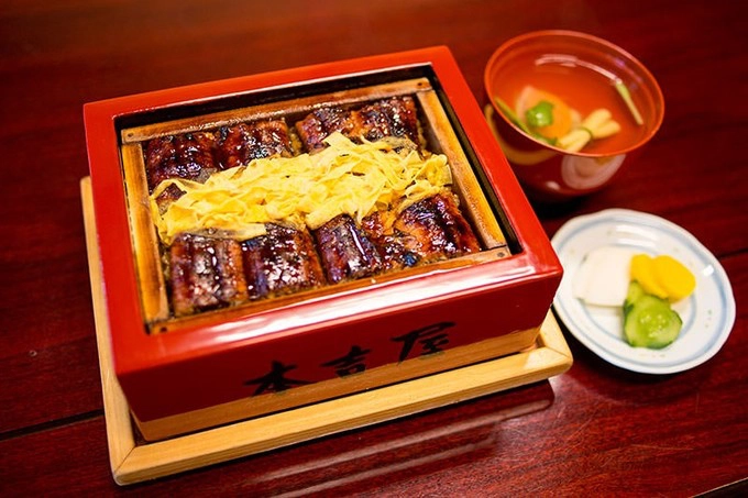 Món ăn đặc trưng của thành phố Yanagawa là Seiromushi - lươn nướng ăn kèm cơm và trứng tráng thái lát đựng trong hộp bằng gỗ truyền thống. Món ăn này được phục vụ tại nhiều nhà hàng địa phương của thị trấn, giá khoảng 2.000 - 3.000 yen (400.000 - 600.000 đồng). Món ăn đặc trưng của thành phố Yanagawa là Seiromushi - lươn nướng ăn kèm cơm và trứng tráng thái lát đựng trong hộp bằng gỗ truyền thống. Món ăn này được phục vụ tại nhiều nhà hàng địa phương của thị trấn, giá khoảng 2.000 - 3.000 yen (400.000 - 600.000 đồng).