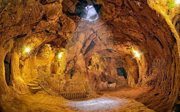 Hàng triệu năm trước, hàng loạt vụ núi lửa phun trào khiến cho khu vực Anatolia ngập tràn trong tro bụi và đất đá. Trải qua thời gian, lớp tro đá này đông đặc thành những khối đá mềm, ổn định và dễ dàng chạm khắc. Hiện tượng này khiến cư dân cổ Anatolia nhận ra rằng họ có thể đục nhà ngay trên sườn đồi và dưới lòng đất. Đây chính là nguồn gốc ra đời của những tổ hợp nhà đá đục trong khu vực, bao gồm cả thành phố Derinkuyu. Hàng triệu năm trước, hàng loạt vụ núi lửa phun trào khiến cho khu vực Anatolia ngập tràn trong tro bụi và đất đá. Trải qua thời gian, lớp tro đá này đông đặc thành những khối đá mềm, ổn định và dễ dàng chạm khắc. Hiện tượng này khiến cư dân cổ Anatolia nhận ra rằng họ có thể đục nhà ngay trên sườn đồi và dưới lòng đất. Đây chính là nguồn gốc ra đời của những tổ hợp nhà đá đục trong khu vực, bao gồm cả thành phố Derinkuyu.