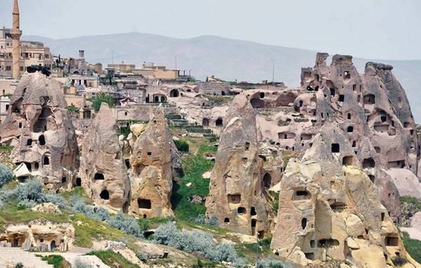 Trong suốt bề dày lịch sử, Derinkuyu và Anatolia là khu vực bất ổn định do chiến tranh xảy ra liên miên. Những cư dân cổ vùng Cappadocia là người Hattians và sau đó là người Hittites (năm 2500 TCN) đã xây dựng khu vực này thành khu giao thương phát triển bằng việc bắt tay với các cộng đồng lân cận. Sau đó, bởi vị trí thuận lợi là cầu nối thương mại lớn giữa châu Á và châu Âu, nhiều bộ tộc và chính phủ đều muốn xâm chiếm Anatolia dẫn đến lịch sử đầy biến động hàng thiên niên kỷ ở nơi đây. Trong suốt bề dày lịch sử, Derinkuyu và Anatolia là khu vực bất ổn định do chiến tranh xảy ra liên miên. Những cư dân cổ vùng Cappadocia là người Hattians và sau đó là người Hittites (năm 2500 TCN) đã xây dựng khu vực này thành khu giao thương phát triển bằng việc bắt tay với các cộng đồng lân cận. Sau đó, bởi vị trí thuận lợi là cầu nối thương mại lớn giữa châu Á và châu Âu, nhiều bộ tộc và chính phủ đều muốn xâm chiếm Anatolia dẫn đến lịch sử đầy biến động hàng thiên niên kỷ ở nơi đây.