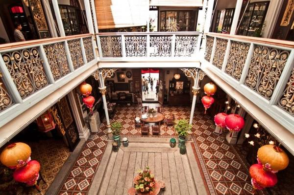 Penang từng là thuộc địa của Anh và được kiểm soát chặt chẽ, nên ngày nay nơi đây còn lưu giữ nhiều di sản kiến trúc quý giá. Bạn có thể đến ngôi nhà cổ Pinang Peranakan Mansion - ngôi nhà tiêu biểu của người Peranakan. Ngôi nhà mang đậm kiến trúc Trung Hoa với bốn dãy nhà khép kín tạo thành hình vuông, ở giữa là khoảng không lớn làm giếng trời.