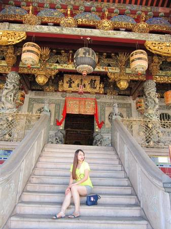 Nhà gia tộc họ Khoo (hay Khoo Kongsi) có trang trí sang trọng bậc nhất ở đảo, được xây dựng cách đây khoảng 650 năm, là một trong 5 gia tộc lớn của cộng đồng người Phúc Kiến thuở xưa. Để đến với Khoo Kongsi, bạn đi vào ngõ nhỏ giữa hai dãy nhà cổ từ thế kỷ 19, qua một rạp hát rồi đến sân rộng lát đá granite. Nhà được xây trên nền đất với những hàng cột cao chống đỡ cho mái ngói, phía trên chạm khắc rồng, phượng uốn lượn. Những bức phù điêu chạm trổ, mô tả cảnh sinh hoạt hàng ngày của người xưa.