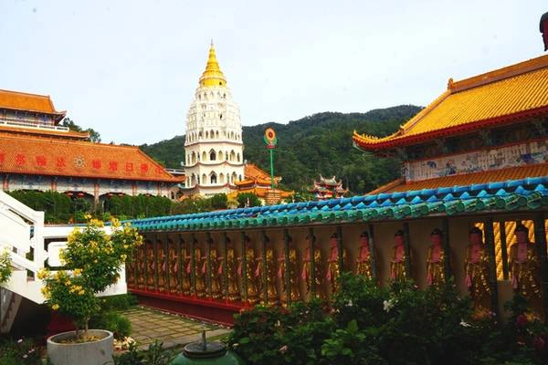 Chùa Kek Lok Si cách George Town 35 phút di chuyển, là công trình kiến trúc tôn giáo lâu đời và lớn bậc nhất Đông Nam Á. Chùa tọa lạc trên đỉnh đồi, hướng mặt ra biển, gồm nhiều hạng mục lớn như các dãy tượng Phật đặt men theo thành tường gọi là “vách Phật”, các điện thờ lớn, pho tượng Phật Quan Âm bằng đồng cao hơn 30 m, khuôn viên trồng hoa cùng tượng của 12 con giáp.