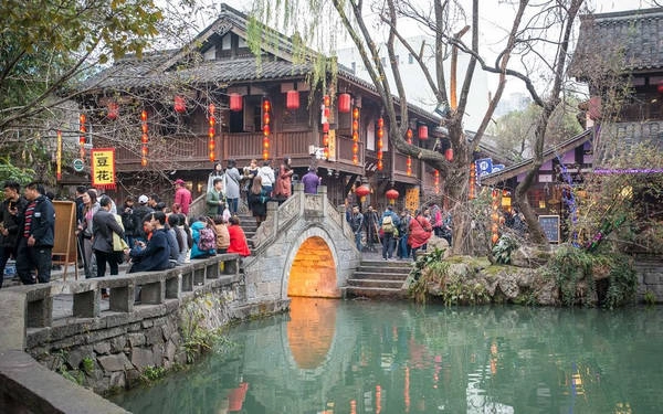 Nằm phía đông đền tưởng niệm Vũ Hầu, phố đi bộ Cẩm Lý là điểm đến quen thuộc để trải nghiệm văn hóa, ẩm thực và phong cách kiến trúc truyền thống của địa phương. Thời điểm thích hợp nhất để tham quan là chập tối, khi khu phố tỏa sáng nhờ dãy đèn lồng treo trước cửa nhà. Du khách có thể dừng chân tại các quán trà, quán bar hay các cửa hàng đặc sản và đồ ăn nhẹ dọc theo khu phố hẹp. Nằm phía đông đền tưởng niệm Vũ Hầu, phố đi bộ Cẩm Lý là điểm đến quen thuộc để trải nghiệm văn hóa, ẩm thực và phong cách kiến trúc truyền thống của địa phương. Thời điểm thích hợp nhất để tham quan là chập tối, khi khu phố tỏa sáng nhờ dãy đèn lồng treo trước cửa nhà. Du khách có thể dừng chân tại các quán trà, quán bar hay các cửa hàng đặc sản và đồ ăn nhẹ dọc theo khu phố hẹp.