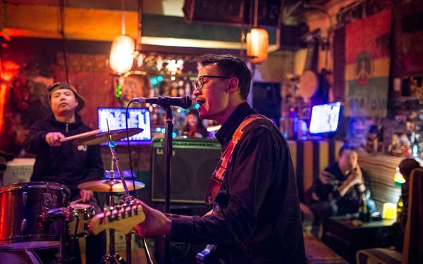 Jah Bar là một quán bar nhạc sống thoải mái, nơi các nhạc công biểu diễn gần như mỗi ngày. Jah Bar là một quán bar nhạc sống thoải mái, nơi các nhạc công biểu diễn gần như mỗi ngày.