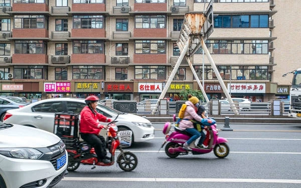 Giao thông hàng ngày ở Thành Đô khá nhộn nhịp và tràn ngập các loại xe điện. Giao thông hàng ngày ở Thành Đô khá nhộn nhịp và tràn ngập các loại xe điện.