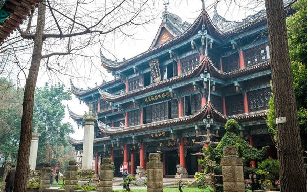 Được xây dựng từ thời nhà Đường, tu viện Văn Thù là ngôi chùa Phật giáo được gìn giữ tốt nhất ở Thành Đô. Hiện nay tu viện vẫn hoạt động và đào tạo các nhà sư. Bên cạnh đó, nơi đây còn lưu giữ nhiều hiện vật mang tính lịch sử và văn hóa xuyên suốt nhiều thế kỷ để thờ cúng Văn Thù Sư Lợi Bồ Tát - vị bồ tát tượng trưng cho trí tuệ. Nơi này có một bức tượng Phật bằng vàng đặt ngay lối vào. Được xây dựng từ thời nhà Đường, tu viện Văn Thù là ngôi chùa Phật giáo được gìn giữ tốt nhất ở Thành Đô. Hiện nay tu viện vẫn hoạt động và đào tạo các nhà sư. Bên cạnh đó, nơi đây còn lưu giữ nhiều hiện vật mang tính lịch sử và văn hóa xuyên suốt nhiều thế kỷ để thờ cúng Văn Thù Sư Lợi Bồ Tát - vị bồ tát tượng trưng cho trí tuệ. Nơi này có một bức tượng Phật bằng vàng đặt ngay lối vào.