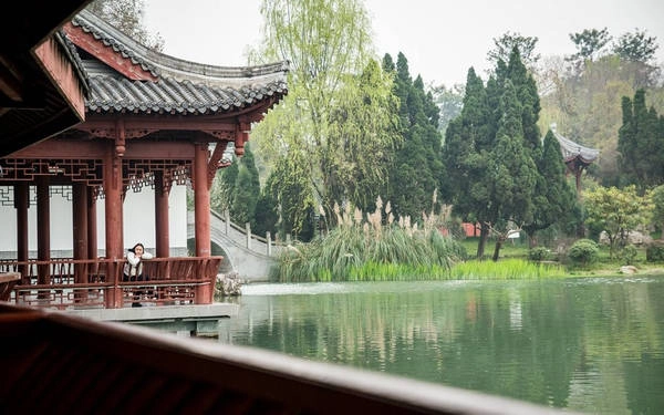 Một cô gái nghỉ ngơi bên hồ trong công viên gần đền tưởng niệm Vũ Hầu. Thành Đô có nhiều quán trà, công viên và các hoạt động, tạo bầu không khí vui vẻ và thoải mái cho du khách cũng như người dân. Một cô gái nghỉ ngơi bên hồ trong công viên gần đền tưởng niệm Vũ Hầu. Thành Đô có nhiều quán trà, công viên và các hoạt động, tạo bầu không khí vui vẻ và thoải mái cho du khách cũng như người dân.