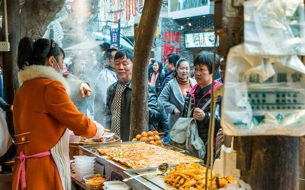Khu Kuanzhai Xiangzi (Ngõ Lớn Ngõ Nhỏ) cũng là nơi giúp du khách tìm hiểu về văn hóa địa phương, với các quán ăn đường phố tấp nập, cửa hàng đồ thủ công và nhà hàng. Khu Kuanzhai Xiangzi (Ngõ Lớn Ngõ Nhỏ) cũng là nơi giúp du khách tìm hiểu về văn hóa địa phương, với các quán ăn đường phố tấp nập, cửa hàng đồ thủ công và nhà hàng.