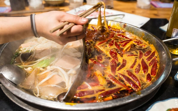 Vị cay đậm đà đầy kích thích của món lẩu Thành Đô nhận được sự chú ý của quốc tế năm 2010, khi Thành Đô góp mặt trong danh sách những thành phố có đồ ăn ngon nhất của UNESCO. Lẩu truyền thống rất cay, nhưng có thể chia thành 2 hoặc 4 ngăn nước dùng với mức độ cay khác nhau. Vị cay đậm đà đầy kích thích của món lẩu Thành Đô nhận được sự chú ý của quốc tế năm 2010, khi Thành Đô góp mặt trong danh sách những thành phố có đồ ăn ngon nhất của UNESCO. Lẩu truyền thống rất cay, nhưng có thể chia thành 2 hoặc 4 ngăn nước dùng với mức độ cay khác nhau.