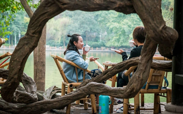 Các quán trà là điểm đến phổ biến ở Thành Đô để gặp mặt, ăn nhẹ và giải trí, nổi bật là quán trà Heming nằm bên bờ hồ tại công viên Nhân dân. Du khách có thể thưởng thức một tách trà nhài trong lúc trò chuyện với bạn bè, chơi mạt chược hoặc thư giãn sau một ngày dài. Các quán trà là điểm đến phổ biến ở Thành Đô để gặp mặt, ăn nhẹ và giải trí, nổi bật là quán trà Heming nằm bên bờ hồ tại công viên Nhân dân. Du khách có thể thưởng thức một tách trà nhài trong lúc trò chuyện với bạn bè, chơi mạt chược hoặc thư giãn sau một ngày dài.